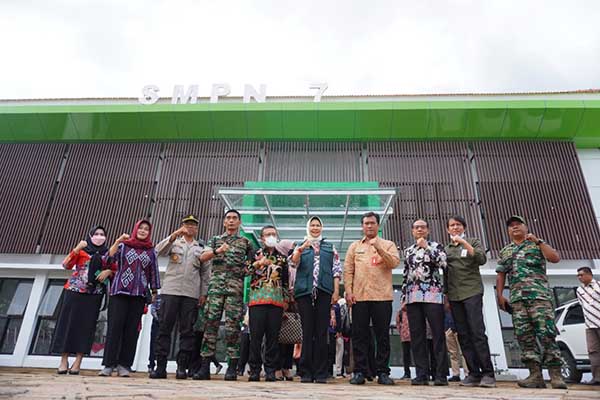 Foto bersama Usai Peresmian dan Peninjauan gedung SMPN 7 Batu. (ist) - Diresmikan Wali Kota, SMPN 7 Batu Bisa Terima Siswa di 2023