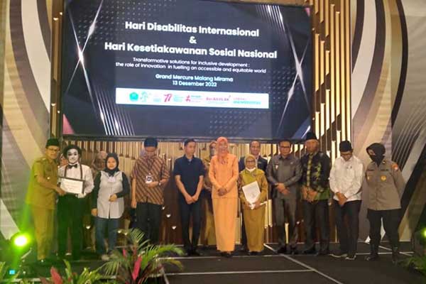 Foto bersama seusai memberikan bantuan secara simbolis. (ist) - Kota Malang Perlu Banyak Pembenahan untuk Menjadi Kota Ramah Difabel