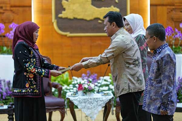 Gubernur Jatim, Khofifah Indar Parawansa menyerahkan SK penunjukan PLH Wali Kota Batu kepada Sekda Batu, Zadim Efisiensi. (ist) - Zadim Efisiensi Resmi Jadi Plh Wali Kota Batu Gantikan Dewanti Rumpoko