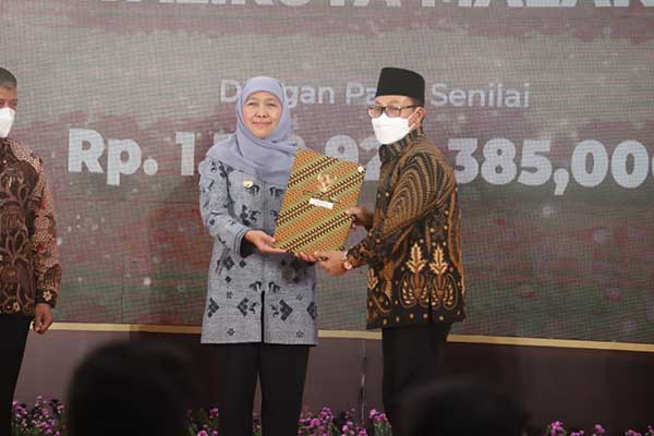 Gubernur Jatim serahkan DIPA dan Daftar TKD TA 2023 Kepada Wali Kota Malang Drs. H Sutiaji. (ist) - Pemkot Malang Siap Optimalkan Dana Transfer Rp1,18 Triliun untuk Kesejahteraan Warga