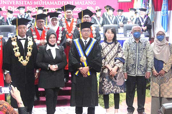 Guru besar bidang manajemen UMM, Prof Djoko Sigit Sayogo M Acc PhD (tengah). (ws7) - UMM Kukuhkan Guru Besar Bidang Ilmu Manajemen Fakultas Ekonomi Bisnis