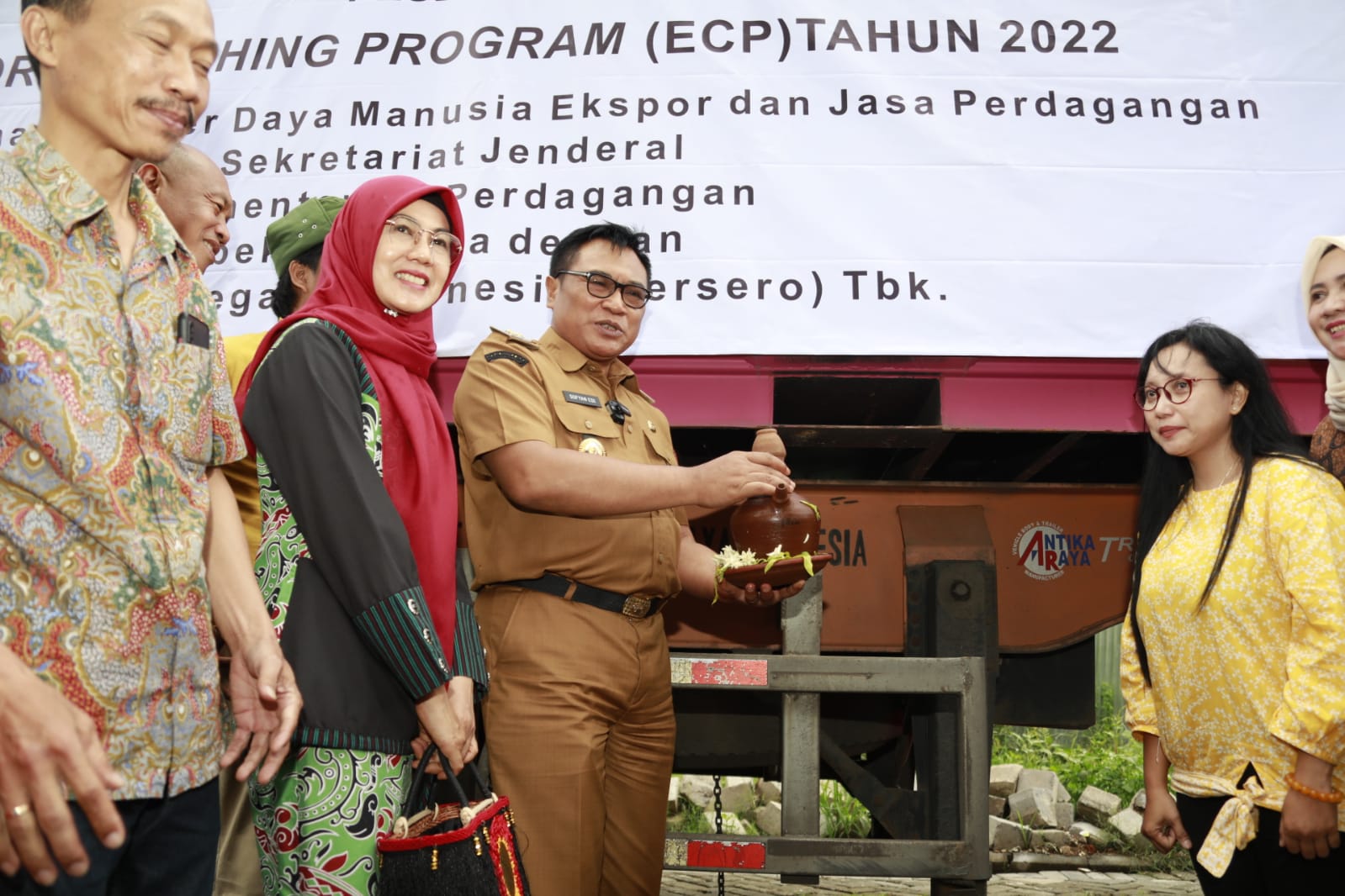 Prosesi pelepasan ekspor biji kopi PT GBI, ditandai pemecahan kendi oleh Wawali Kota Malang. (ist) - Pemkot Malang Apresiasi PT GBI Ekspor Biji Kopi ke UEA