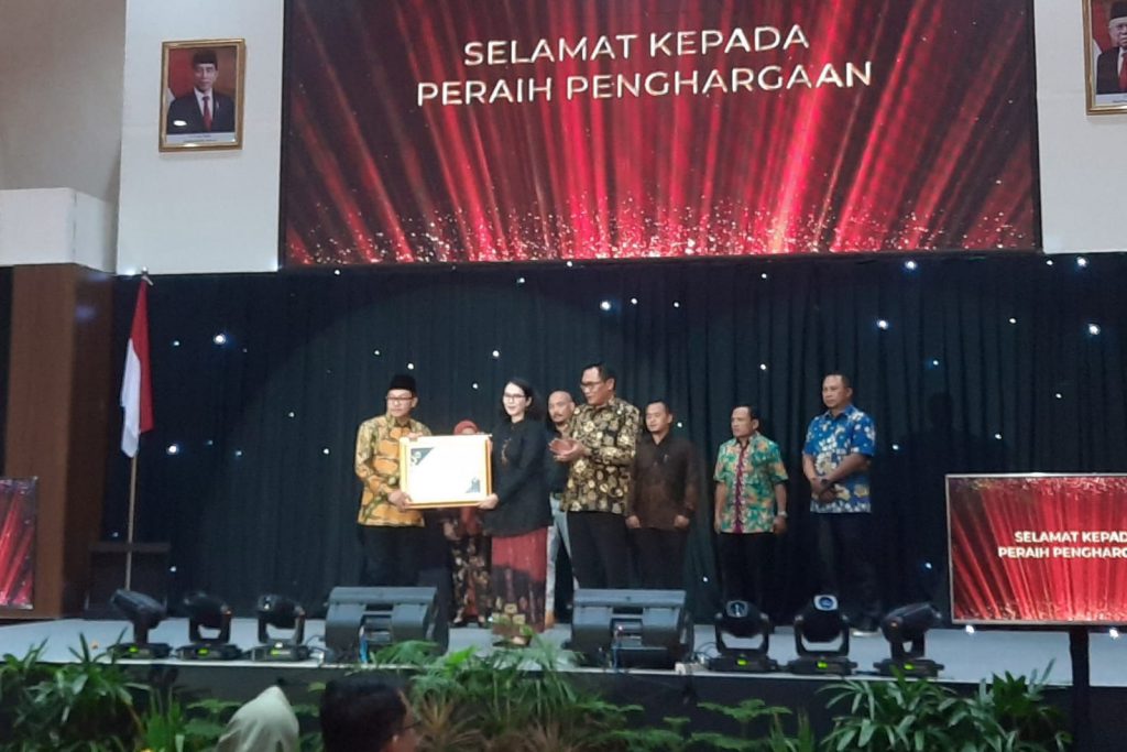Penghargaan bagi OPD terbaik dalam hal pemberian data bagi portal Malang Satu Data. (dik) - Diskominfo Kota Malang Gelar KIM Award 2022 dan Launching Portal Malang Satu Data