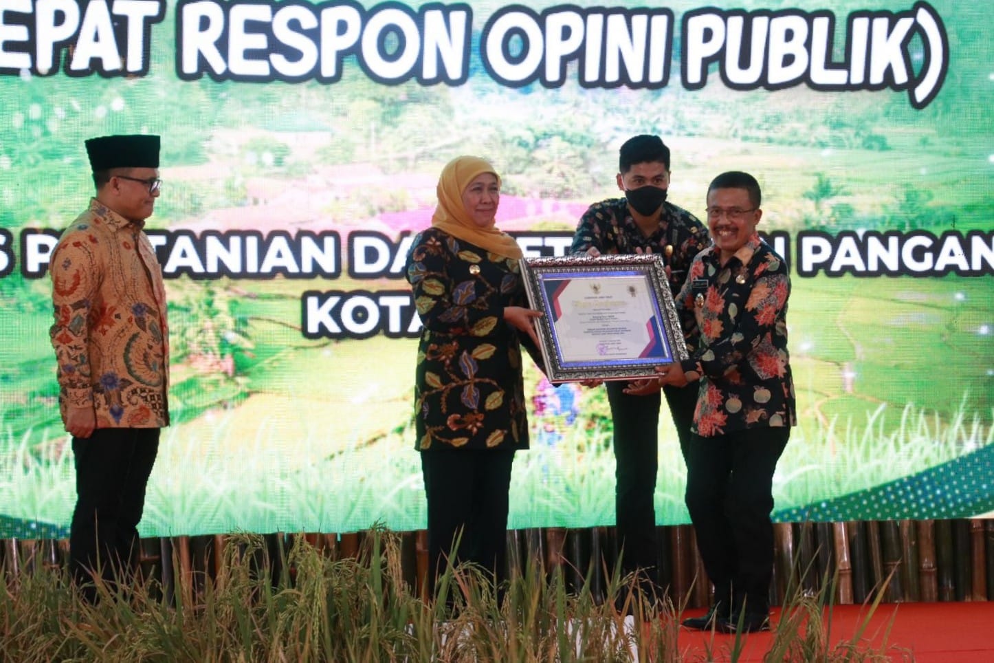 Wawali Batu Punjul Santoso menerima penghargaan dari Gubernur Jatim atas inovasi Among Tani CROP Pemkot Batu. (ist) - Among Tani CROP Raih Penghargaan Terbaik Kovablik Kategori Khusus