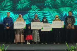 BPS dan BPJS Ketenagakerjaan Jatim berikan santunan kepada 4 ahli waris petugas Regsosek. (rhd) - Empat Petugas Regsosek Wafat, BPS dan BPJS Ketenagakerjaan Jatim Berikan Santunan