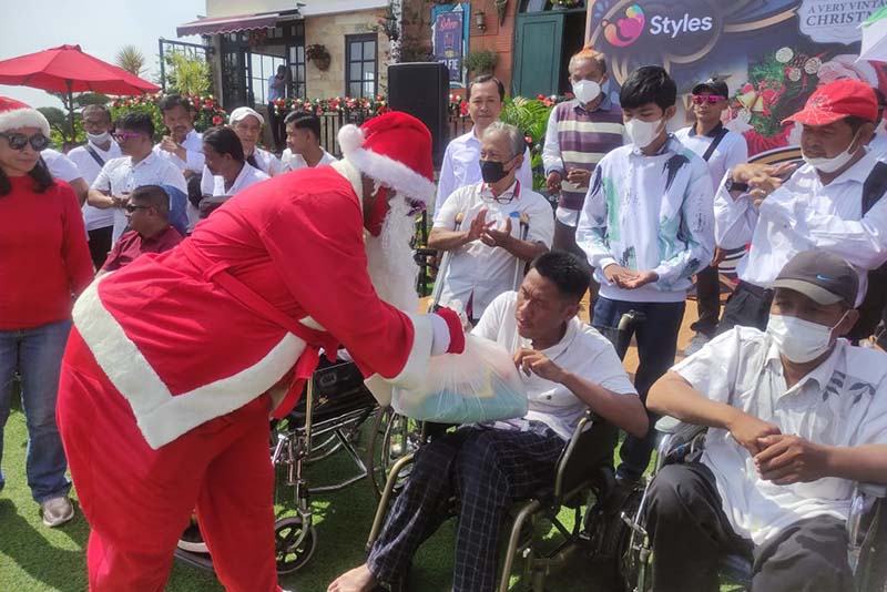 Penyerahan paket sembako untuk anak-anak penyandang disabilitas. (rhd) - Matos Ajak Siswa Rayakan 'A Very Vintage Christmas' Selama Sepekan