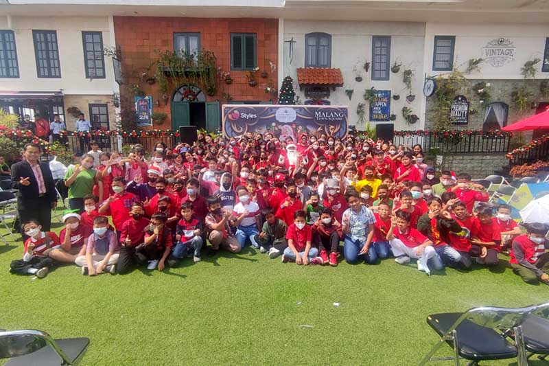 Siswa SD dari berbagai sekolah tumplek blek merayakan 'A Very Vintage Christmas' di Matos. (rhd) - Matos Ajak Siswa Rayakan 'A Very Vintage Christmas' Selama Sepekan