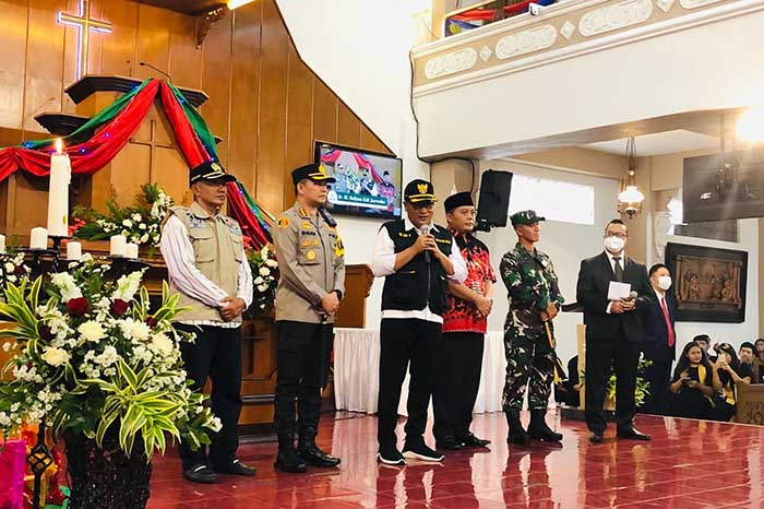 Wawali memberi sambutan di Gereja Kristen Jawi Wetan (GKJW) Jemaat Tulangbawang. (ws6) - Pastikan Malam Natal Aman dan Lancar, Wawali Pantau Beberapa Gereja di Kota Malang