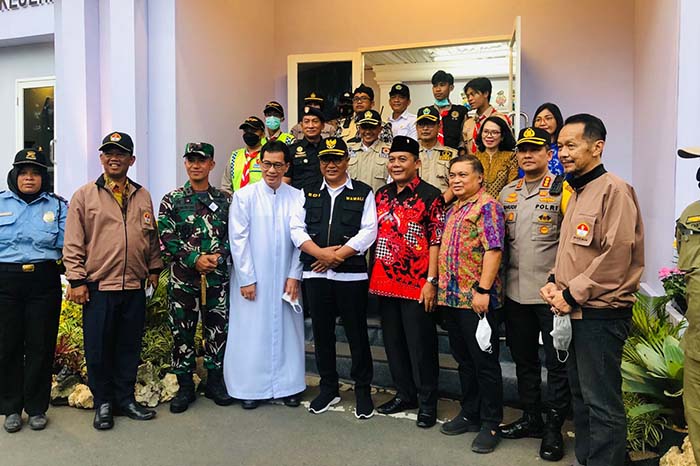 Meninjau Pos Pantau depan Gereja Ijen. (ws6) - Pastikan Malam Natal Aman dan Lancar, Wawali Pantau Beberapa Gereja di Kota Malang