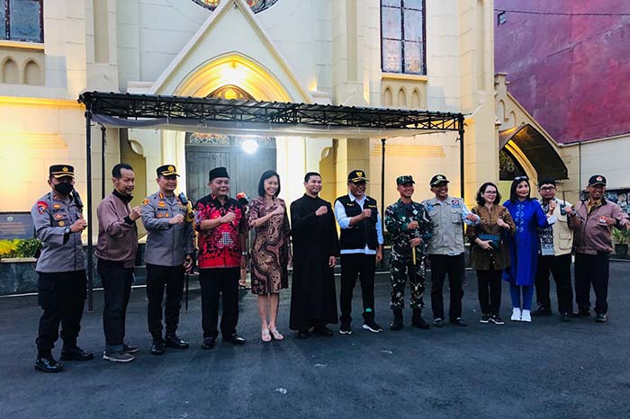Foto bersama depan Gereja Katolik Hati Kudus Yesus (Gereja Kayutangan). (ws6) - Pastikan Malam Natal Aman dan Lancar, Wawali Pantau Beberapa Gereja di Kota Malang