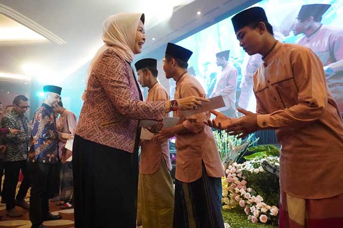 Dewanti memberikan santunan kepada anak yatim di awal acara. (ist) - Malam Pamit Tetap di Hati, Dewanti-Punjul Mohon Diri