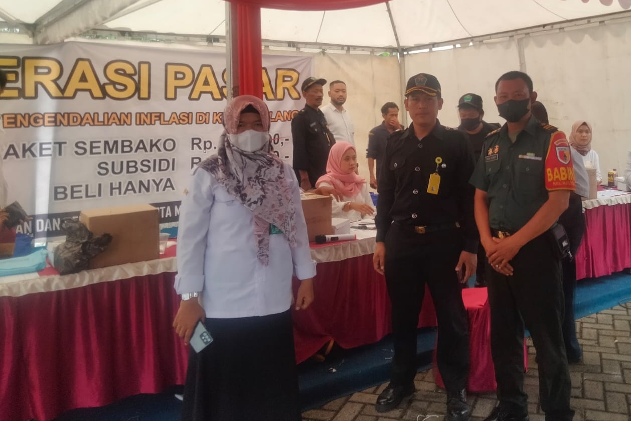 Babinsa Mulyorejo pantau operasi pasar murah. (ist) - Babinsa Mulyorejo Pantau Operasi Pasar Murah