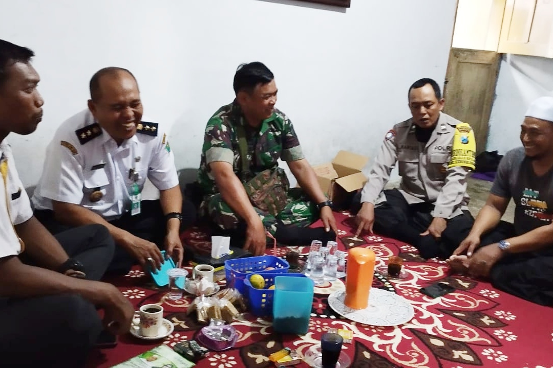 Ciptakan kondusifitas wilayah, Babinsa Kedungkandang komsos bersama warga. (rhd) - Ciptakan Kondusifitas Wilayah, Babinsa Kedungkandang Komsos Bersama Warga