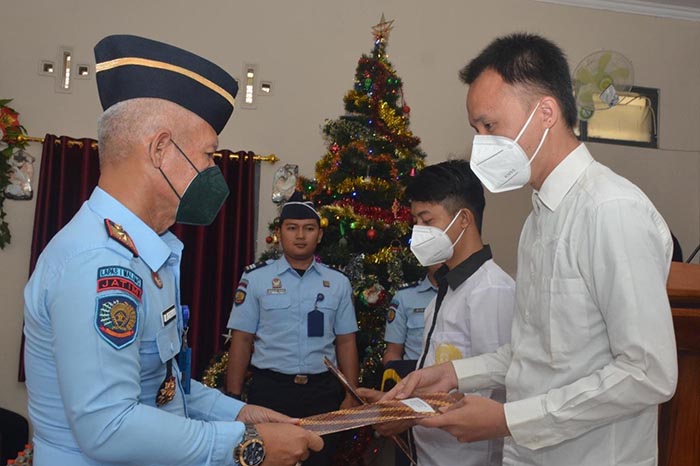 Kalapas Kelas I Malang, Heri Azhari, menyampaikan remisi khusus Natal kepada WBP. (ist) - 35 WBP Lapas Kelas I Malang Dapat Remisi Khusus Natal