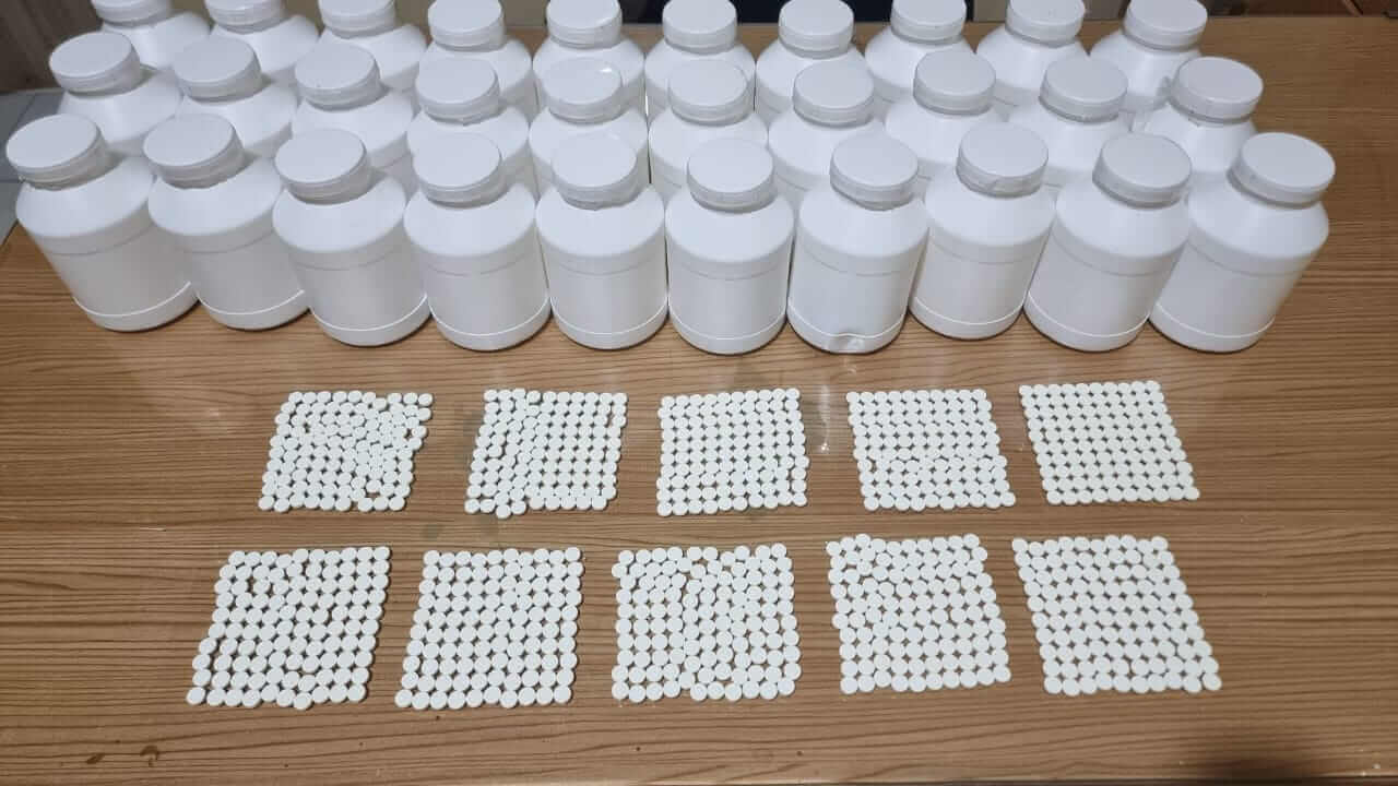 jelang tahun baru polisi ringkus 2 tersangka dan sita 32.034 pil koplo