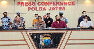 kabid humas polda jatim kombes pol dirmanto pada jumpa pers pembunuhan terhadap isteri siri