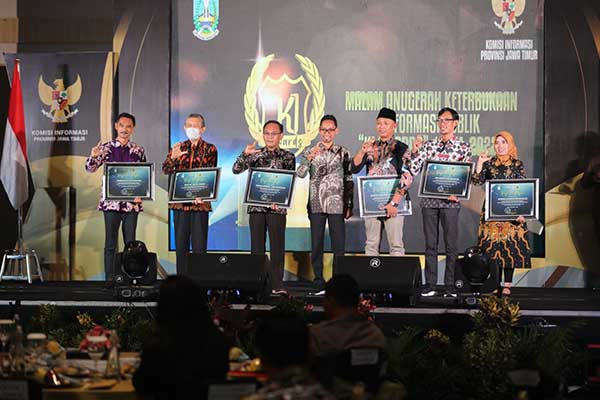 Kadiskominfo Kota Malang bersama para penerima Komisi Informasi Award lainnya. (ist) - Komitmen Hadirkan Layanan Publik Terbaik, Pemkot Malang Diganjar Dua KI Award