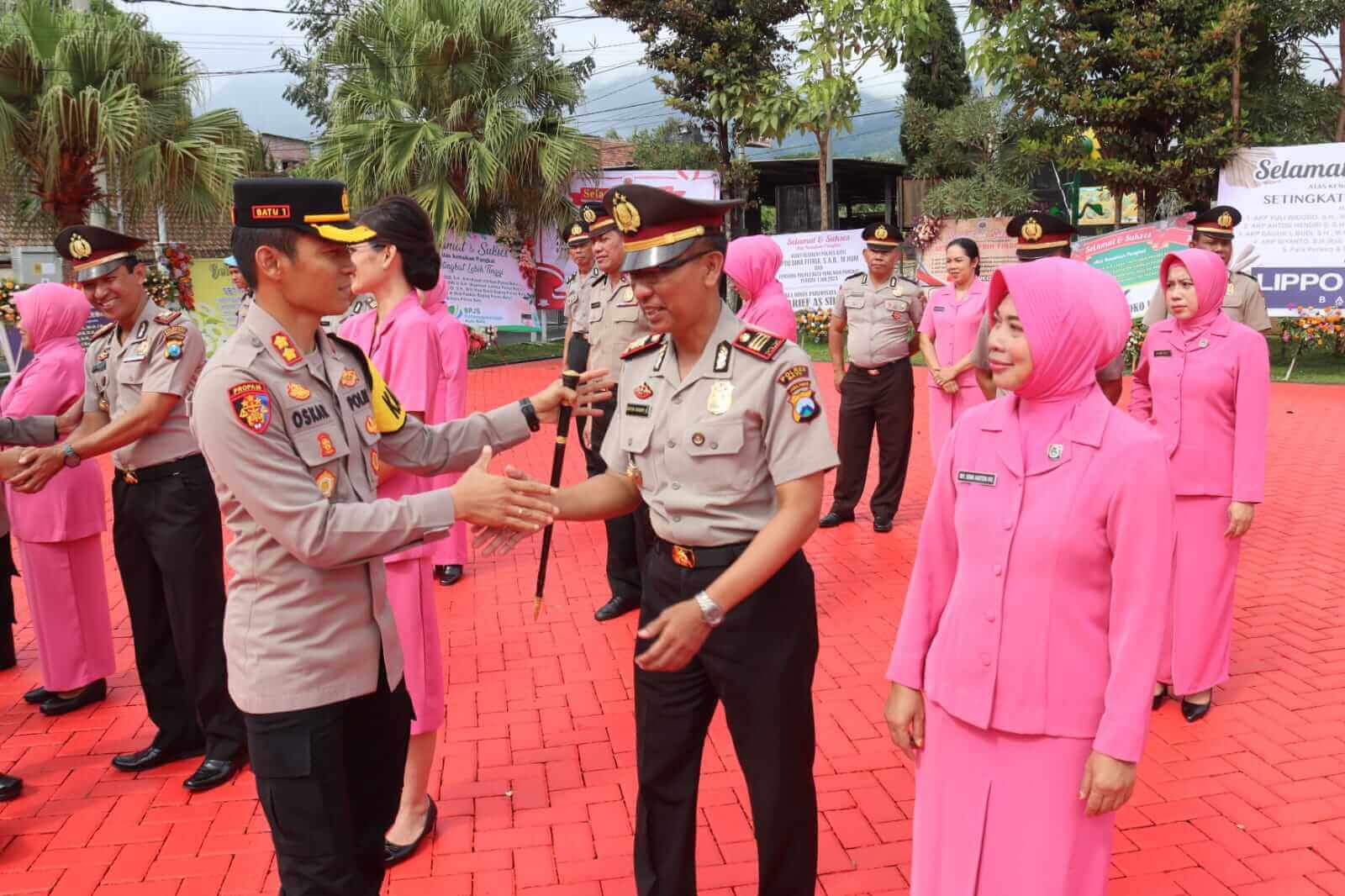 kapolres batu memberikan ucapan selamat kepada personel polres yang naik pangkat