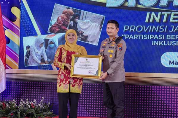 Kapolres Malang mendapatkan penghargaan dari Gubernur Jawa Timur. (ist) - Karena Menjadi Sosok Peduli Disabilitas, Buher Diapresiasi Gubernur Jatim