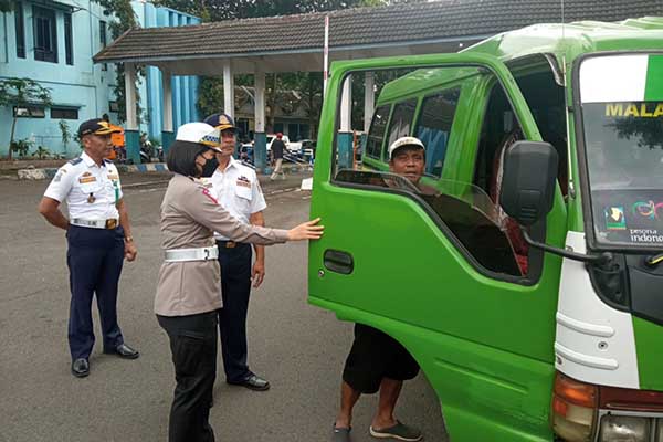 Kasatlantas Polres Malang, AKP Agnis Juwita Manurung melakukan pengecekan langsung kepada kendaraan dan sopir. (ist) - Jelang Nataru, Polres Malang Cek Kelayakan Kendaraan dan Kesehatan Sopir