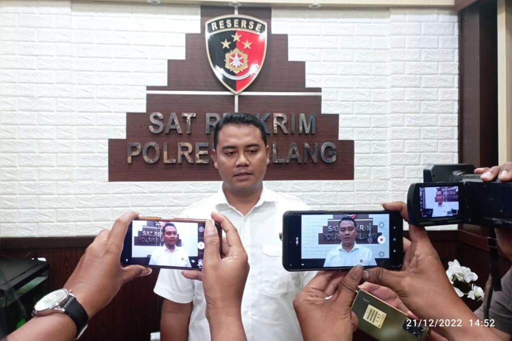 kasatreskrim polres malang iptu wahyu rizky saputra saat di wawancara awak media.