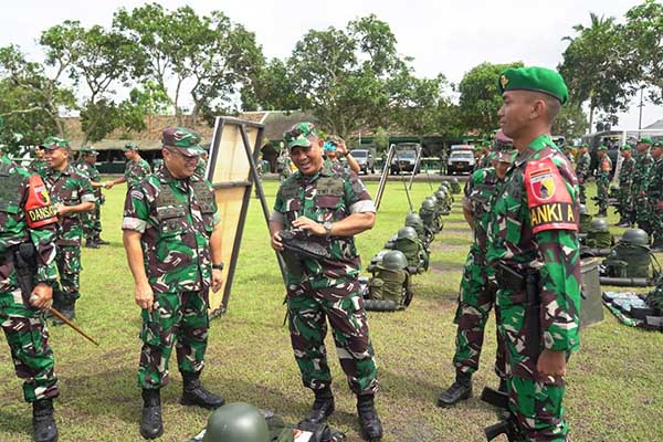 kasdam v brawijaya mendampingi asops kasad tinjau kesiapan operasi satgas yonif 527 by ok