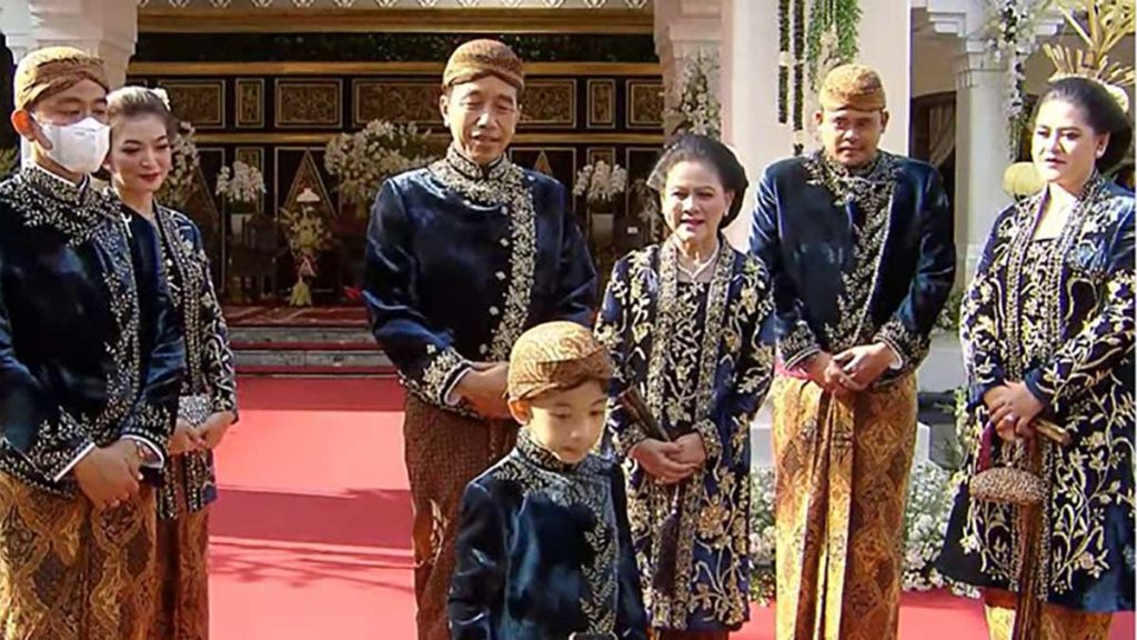 Keluarga Presiden Jokowi di ngunduh mantu Kaesang. (ist) - Acara Ngunduh Mantu Kaesang-Erina Gunakan Solo Basahan