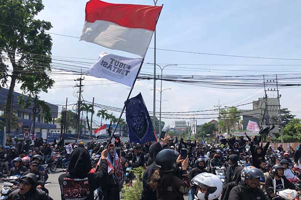 Kemacetan panjang dampak dari aksi Aremania mencari keadilan. (ws6) - Ratusan Aremania Blokade 135 Menit Simpang Empat Karanglo