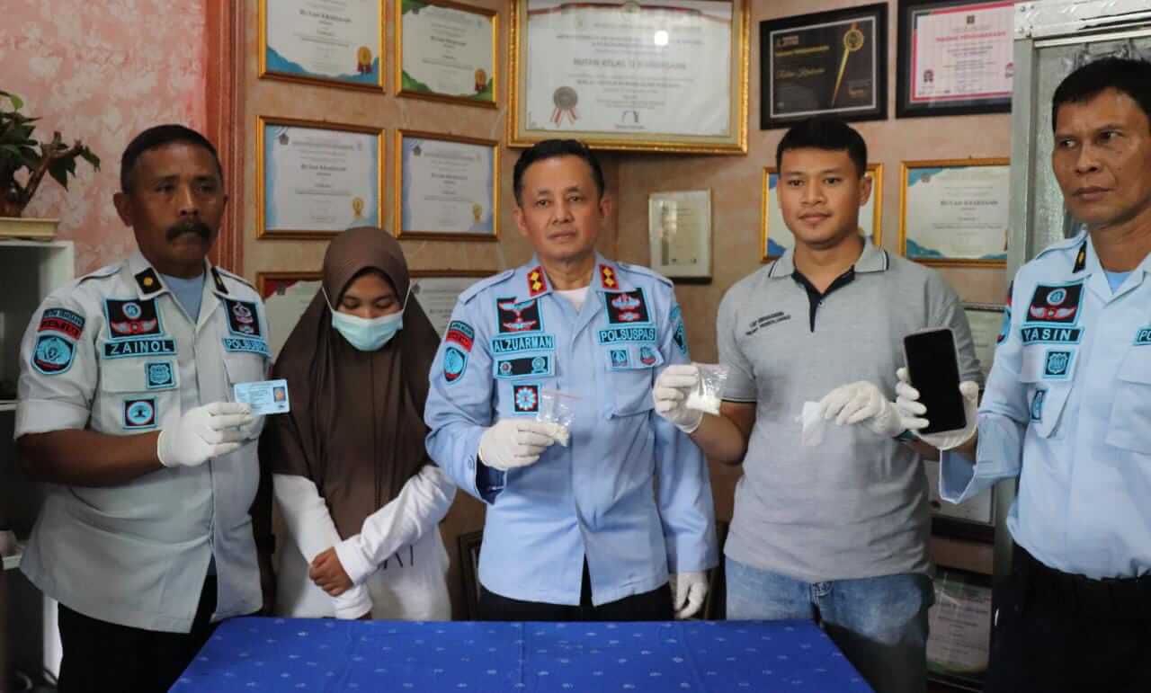 kepala rutan kraksaan alzuarman saat menunjukkan pelaku dan barang bukti