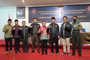 Ketua Bawaslu Batu bersama Wawali Batu, Ketua DPRD Batu, Kejaksaan, Pejabat Polres Batu dan Pabung TNI. (ist) - Jelang Pemilu 2024, Bawaslu Kota Batu Launching Sentra Gakkumdu