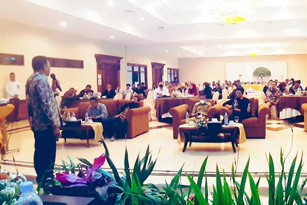 Ketua Divisi Perencanaan Program dan Data KPU Batu, Heru Joko Purwanti S Sos saat memberikan paparan kepada peserta sosialisasi. (ist) - KPU Kota Batu Didukung Pemkot Batu di Penyelenggaraan Pemilu