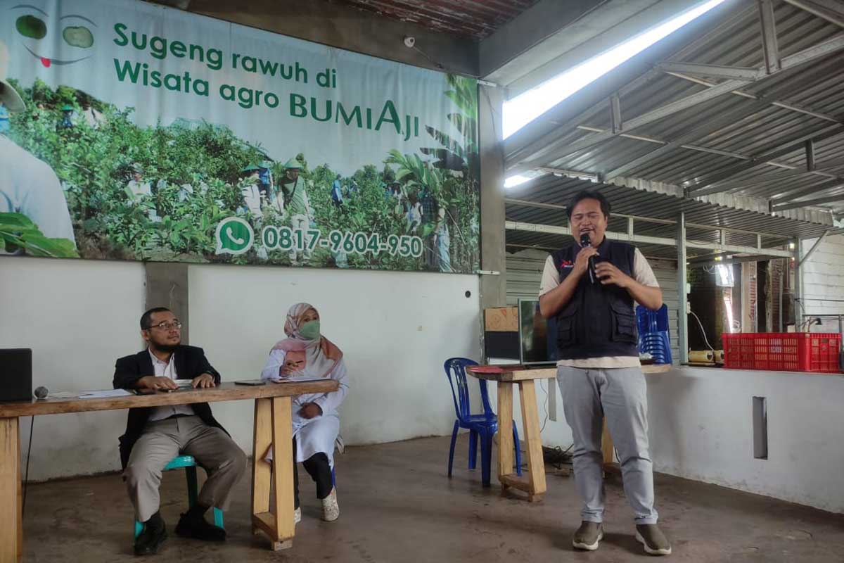 Ketua P4S Bumiaji Sejahtera bersama Ketua DM UB, memberikan penjelasan kepada awak media. (rhd) - Kolaborasi UB dan P4S Bumiaji, Maksimalkan IOT Penuhi Pasar Nasional Internasional - Kembangkan produk jambu kristal hingga beragam hasil pertanian