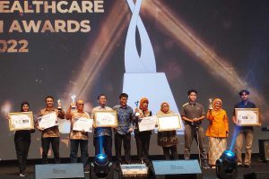 Ketua Tim Peneliti UB, Prof Dr Aulanni'am, drh, DES, menerima penghargaan Diamond Award dari IHIA. (ist) - Kit Deteksi Dini Penyakit Autoimun Tiroid UB Raih Diamond Award IHIA