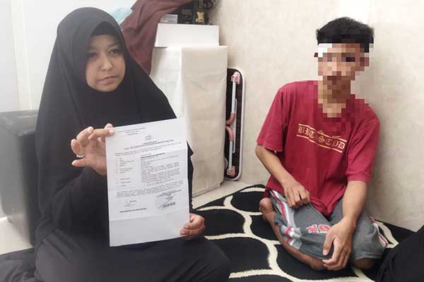 MF dan Ibunya saat menunjukkan surat laporan ke Polres Malang. (ist) - Tak Terima Anaknya Dikeroyok di Ponpes, Orang Tua MF Lapor ke Polisi