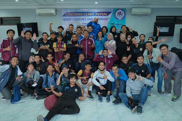 Mahasiswa PJKR IKIP Budi Utomo peserta Coaching Clinic Futsal. (ist) - Coaching Clinic Futsal PJKR IKIP Budi Utomo Integrasikan Teknologi Digital - Hadirkan alumni profesi wasit dan pelatih berlisensi FIFA dan AFC