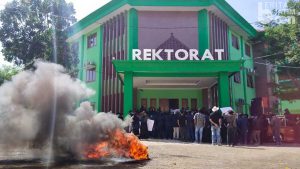 Massa RMI saat mendatangi gedung rRektorat IAIN Madura. (ful) - Andalalin Gedung J IAIN Madura Disorot RMI