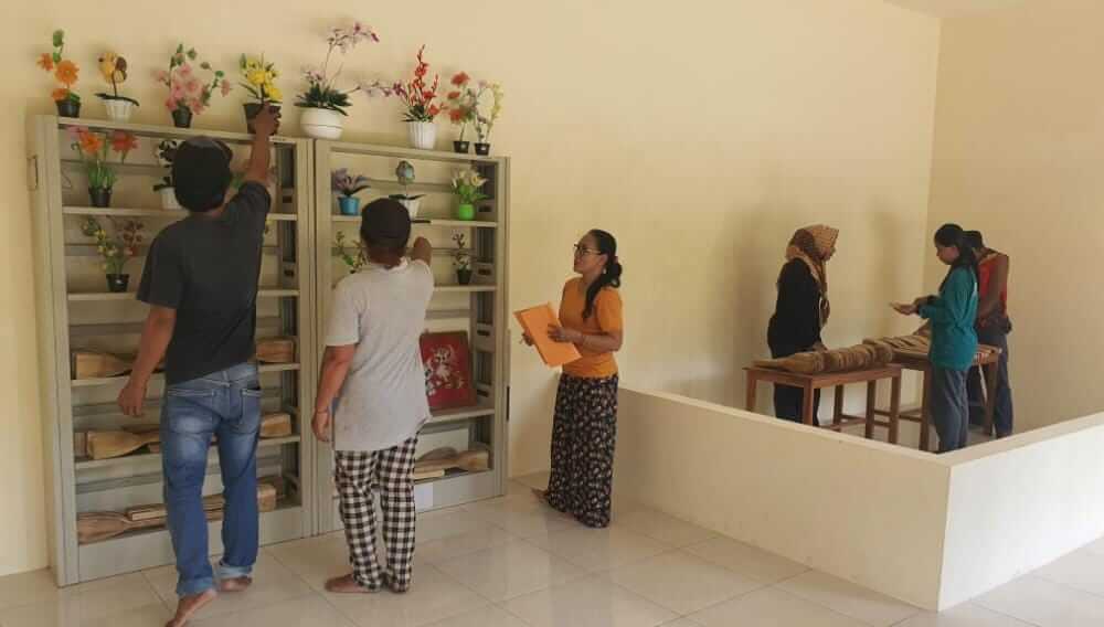 memanfaatkan dana csr pln peduli untuk membangun rengganis mart berisi produk produk umkm setempat
