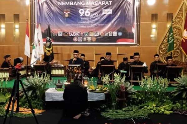 Nembang Macapat 96 Jam berlangsung di Balai desa Pandanrejo, Kecamatan Bumiaji kota Batu. (ist) - Nembang Macapat 96 Jam Nonstop Digelar Kejari Batu Berhasil Pecahkan Rekor MURI