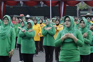 olahraga bersama ketua persit kck daerah v brawijaya di lapangan a. yani makodam