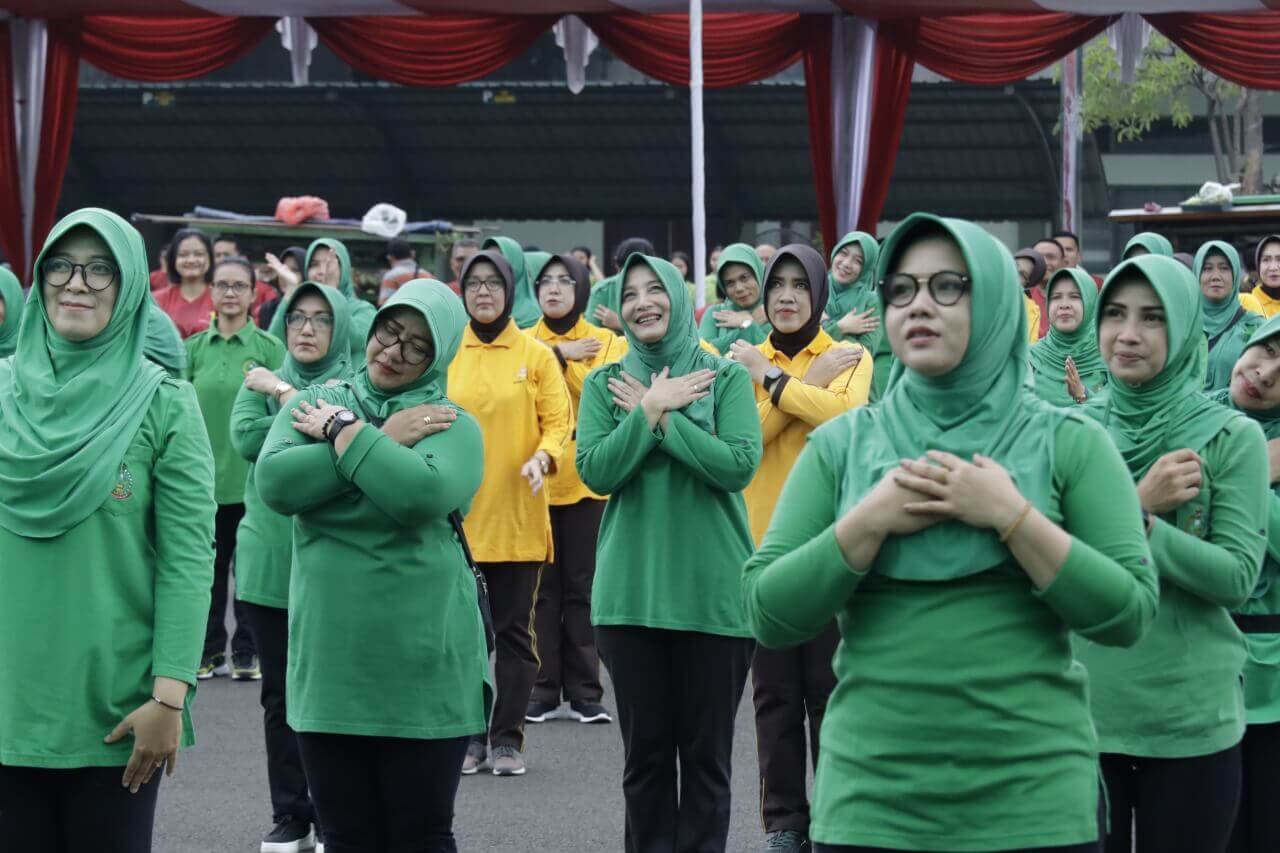 olahraga bersama ketua persit kck daerah v brawijaya di lapangan a. yani makodam