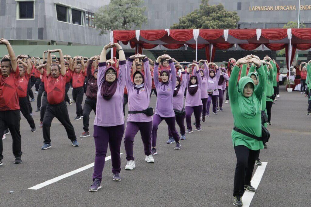 olahraga bersama ketua persit kck daerah v di lapangan a. yani makodam