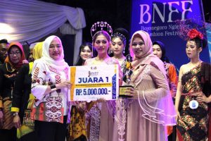 pemenang bupati anna muawanah kiri menyerahkan bojonegoro nglenyer fashion festival
