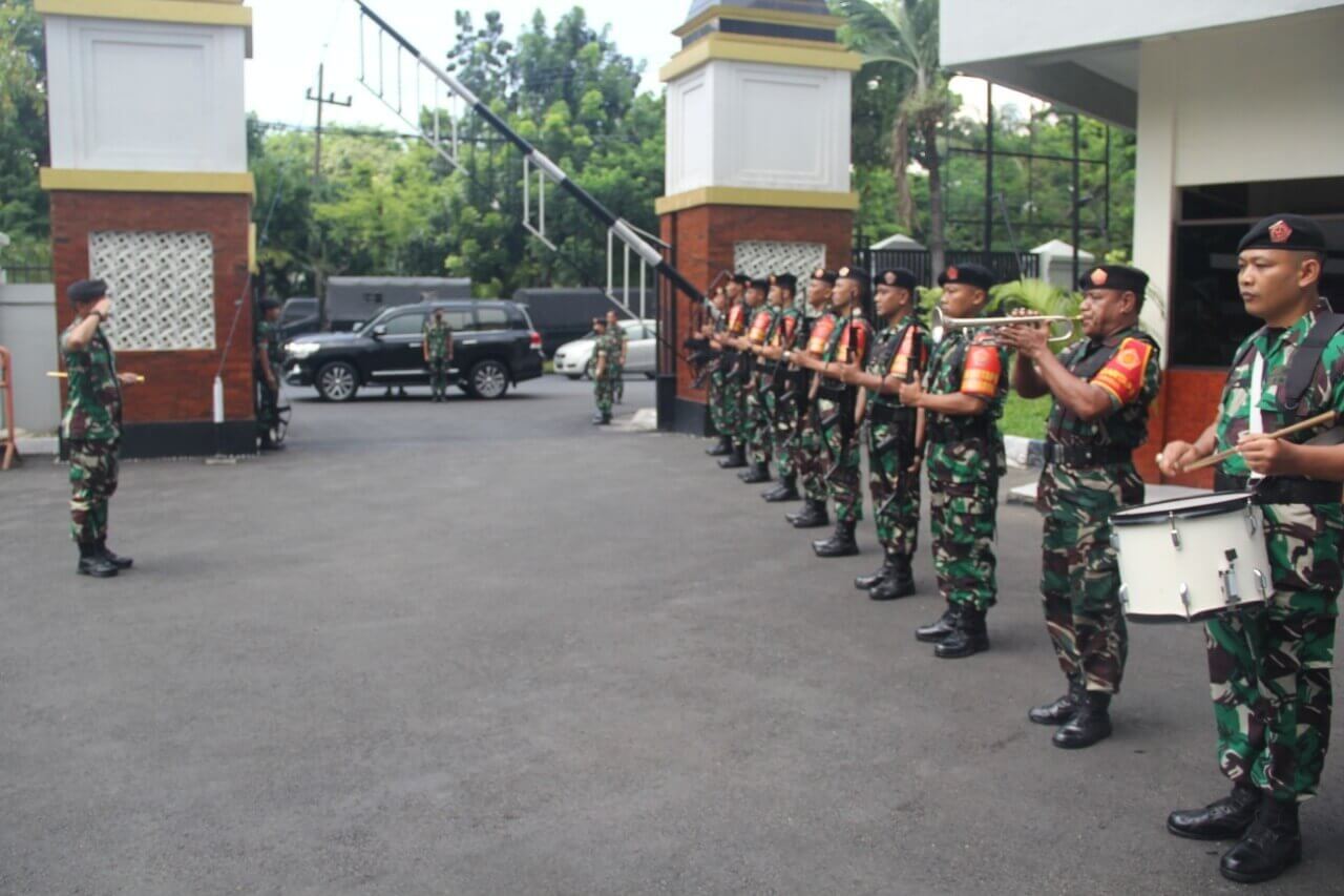 pangdam v brawijaya melaksanakan kunjungan kerja ke makogartap iii surabaya