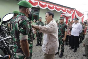 pangdam v brawijaya mendampingi menteri pertahanan ri kunker di pindad turen1