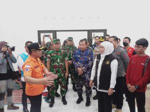 pangdam v brawijaya tinjau langsung lokasi bencana dan pengungsi pasca erupsi gunung semeru 1
