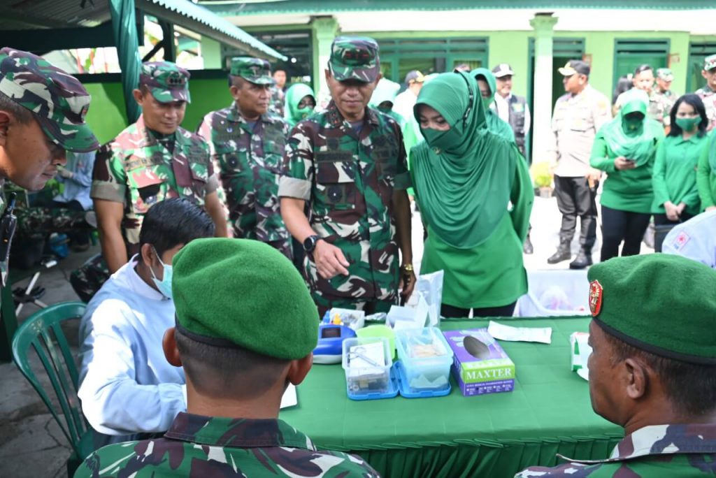 pangdam vbrawijaya mayjen tni nurchahyanto m.sc . bersama ketua persit kck daerah v brawijaya ny. evi nurchahyanto melakukan kunjungan kerja ke koramil 0805 11 widodaren ngawi