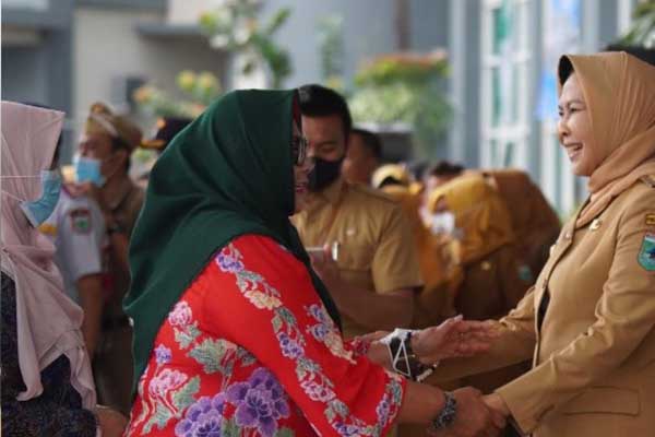 Para ASN di lingkungan Pemkot Batu memberikan ucapan perpisahan kepada Dewanti Rumpoko. (ist) - Apel Pagi Akhir Masa Kepemimpinan Dewanti Punjul Berlangsung Haru