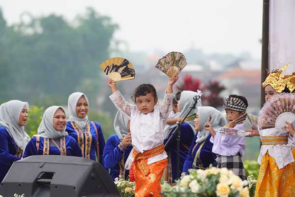 Para pelajar usia dini menampilkan kebolehan mereka dalam menari tarian tradisional dan tari kreasi. (ist) - Desa Gunungsari Gelar Selebrasi Projek Penguatan Profil Pelajar Pancasila