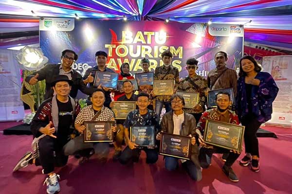 Para penerima Award di ajang Batu Tourism Award 2022. (ist) - Batu Tourism Awards 2022, Menuju Kota Wisata yang Berkesenian dan Berbudaya