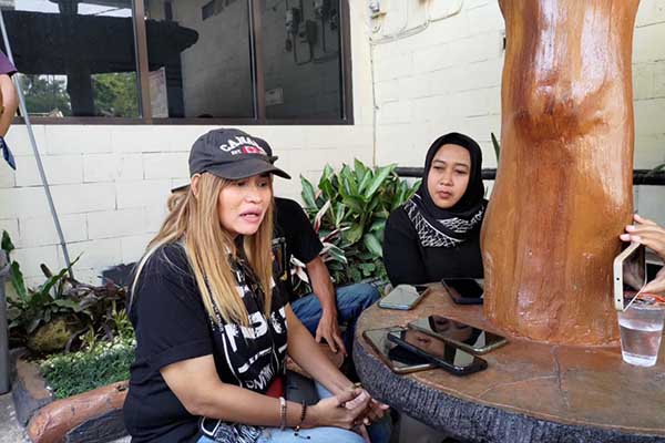 Para saksi dalam Tragedi Kanjuruhan,Nur (rambut pirang) dan Susi (memakai krudung). (ist) - Devi Athok Boyong Saksi Sebanyak-banyaknya untuk Tuntut Keadilan